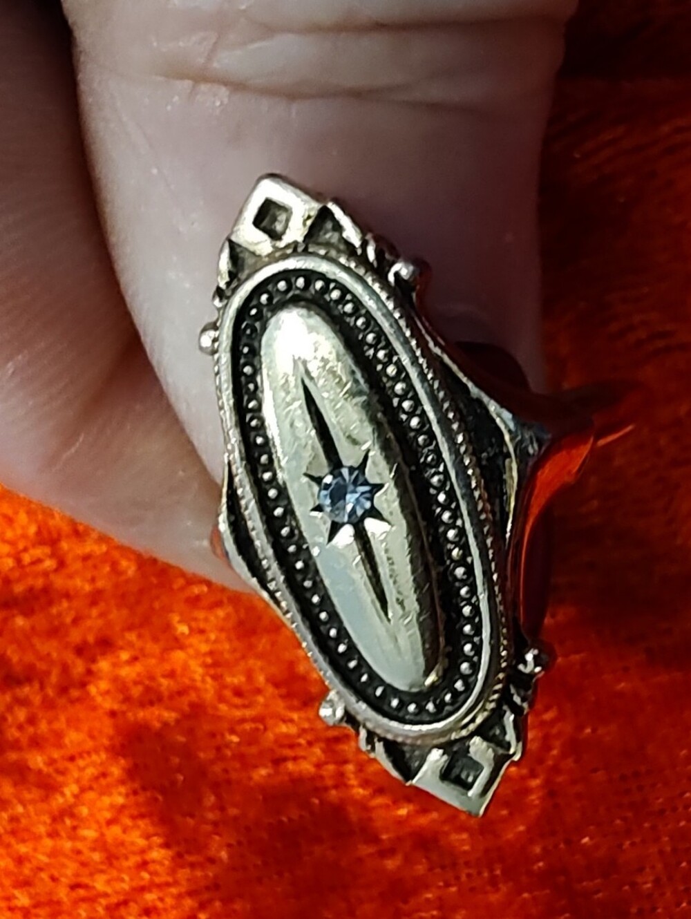 Vintage Avon Victorian Kensington Gold Tone Size 7 Ring In Great Condition